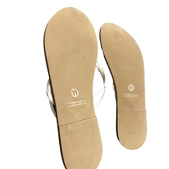 Universal Thread, Women’s size 11, thin white Flip Flop. Gently used once - Picture 3 of 3